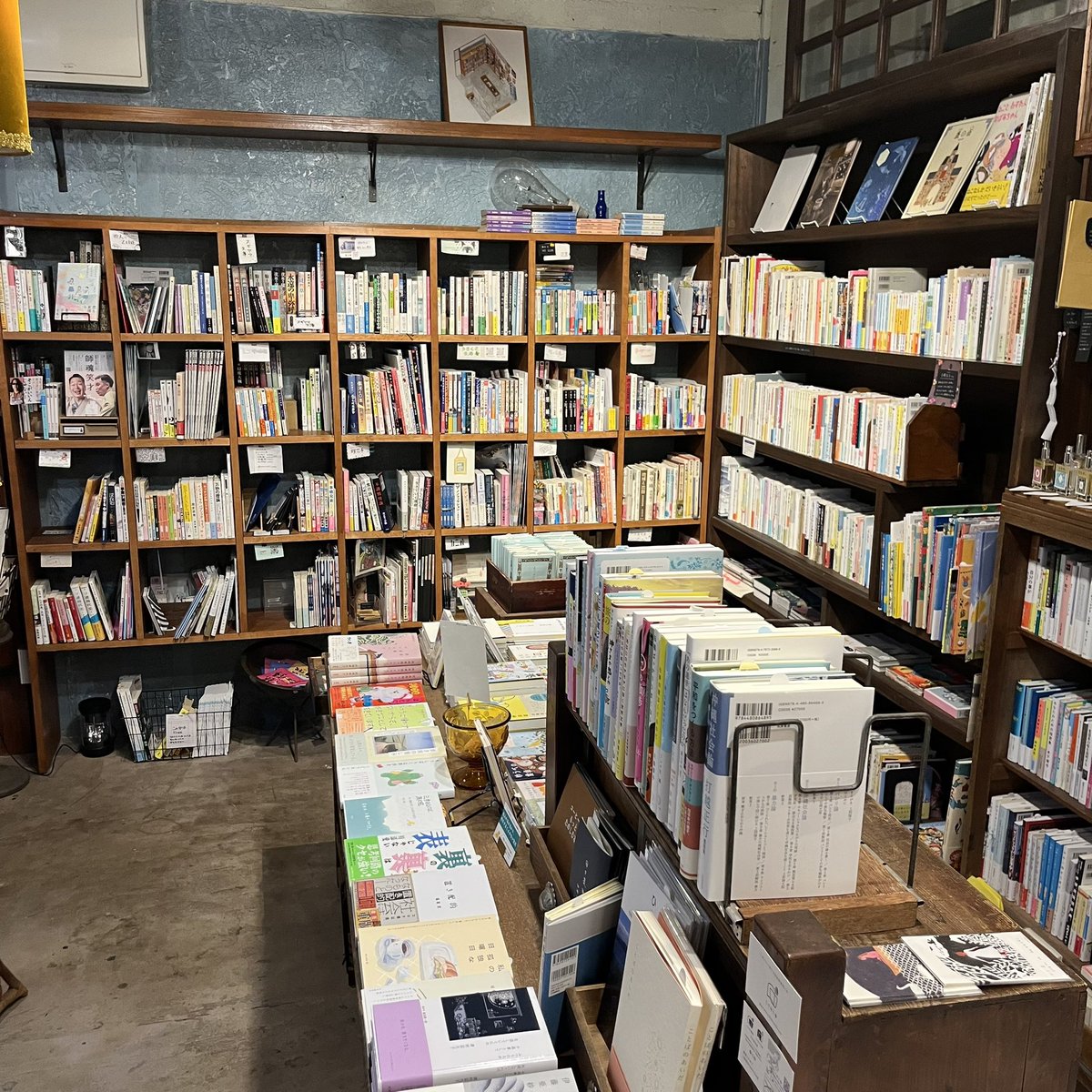 ichi2330's tweet photo. ヒガクレ荘[ @higakureso ]の棚を入れ替えました。今回は「誕生と喪失」の本📚  #ヒガの店主 https://t.co/qOS6mLIc08