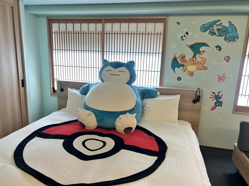 psy_koduck54's tweet photo. MIMARUのポケモンルームで出会った、ベッドを我が物顔で占拠するカビゴン。癒される。 https://t.co/f8tIH7z558