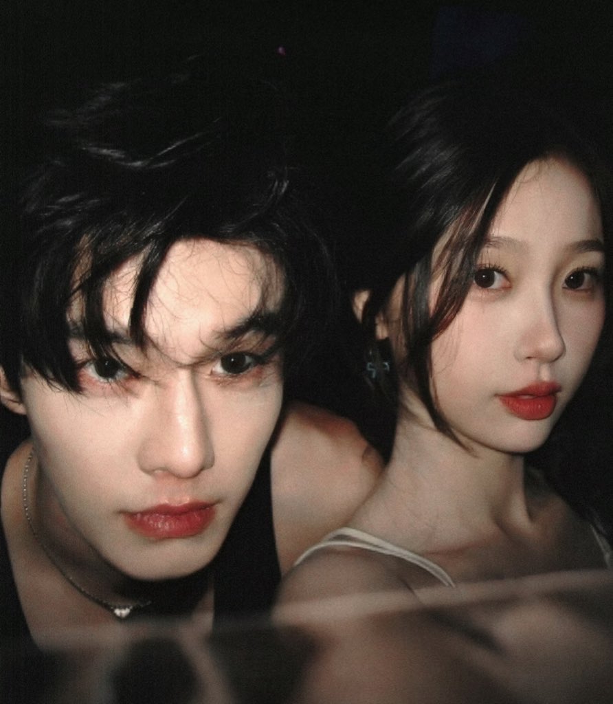 우서흔 하여 쌍궤 남여주 셀카 수준 볼 사람 핀터레스트 감성으로 에이아이 수천번 돌려서 만든 것 같은데 이게 진짜란다. . .