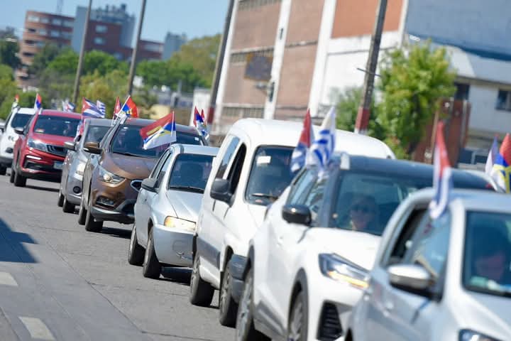 Solidaridad y no bombas, cooperación y no bloqueos ni asfixia, mucho menos masacre. Es lo que pide a gritos el mundo hoy. 
Desde Uruguay voces de todas las edades, en hermosa caravana de amor por #Cuba, alzaron sus voces este sábado. Las imágenes lo confirman: #CubaNoEstáSola