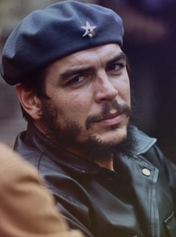 Savcı - El Salvador’da ne yapıyordun? 
Che - Tenimi bronzlaştırıyordum. 
Savcı - Peki binayı neden havaya uçurdun? 
Che - Güneşimi kapatıyordu. 
#CheGuevara