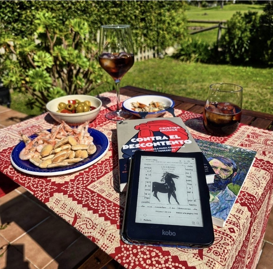 Un alto, muy alto: #aperitivo d domingo. Sol d #Cádiz, vermú d Montilla, gambas d Huelva, concha fina d Málaga, picos y aceitunas d Sevilla y compañía d Córdoba. Y tres #libros para disfrutar, en calma, con <a href="/tinamonge/">cristina monge 🇪🇺</a>, Manuel Astur y <a href="/MarcColell5/">Marc Colell</a> Qué más se puede pedir?