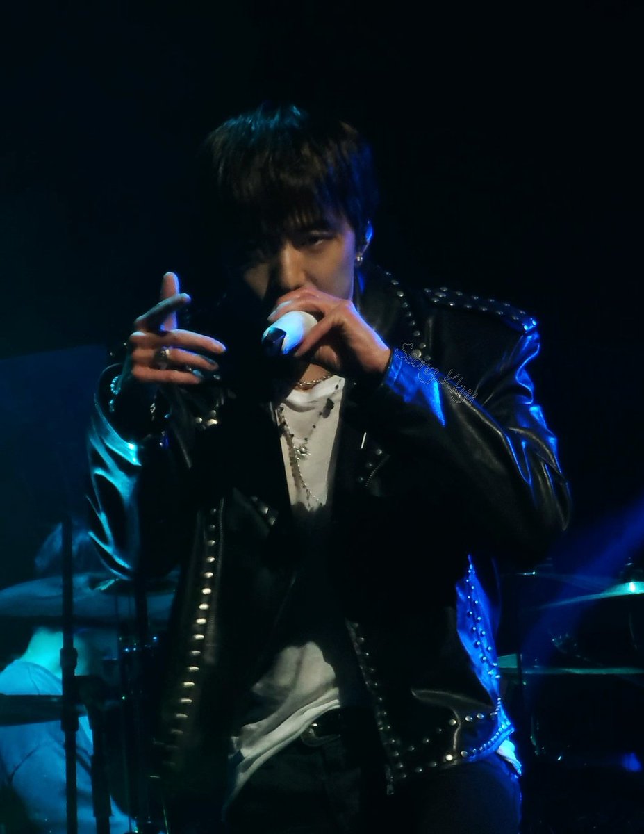 날 봤어! 날 봤다고!!!!(? 🥰💙
뭐든 좋다,, 강승윤 눈빛 봐,,,🥺🥹