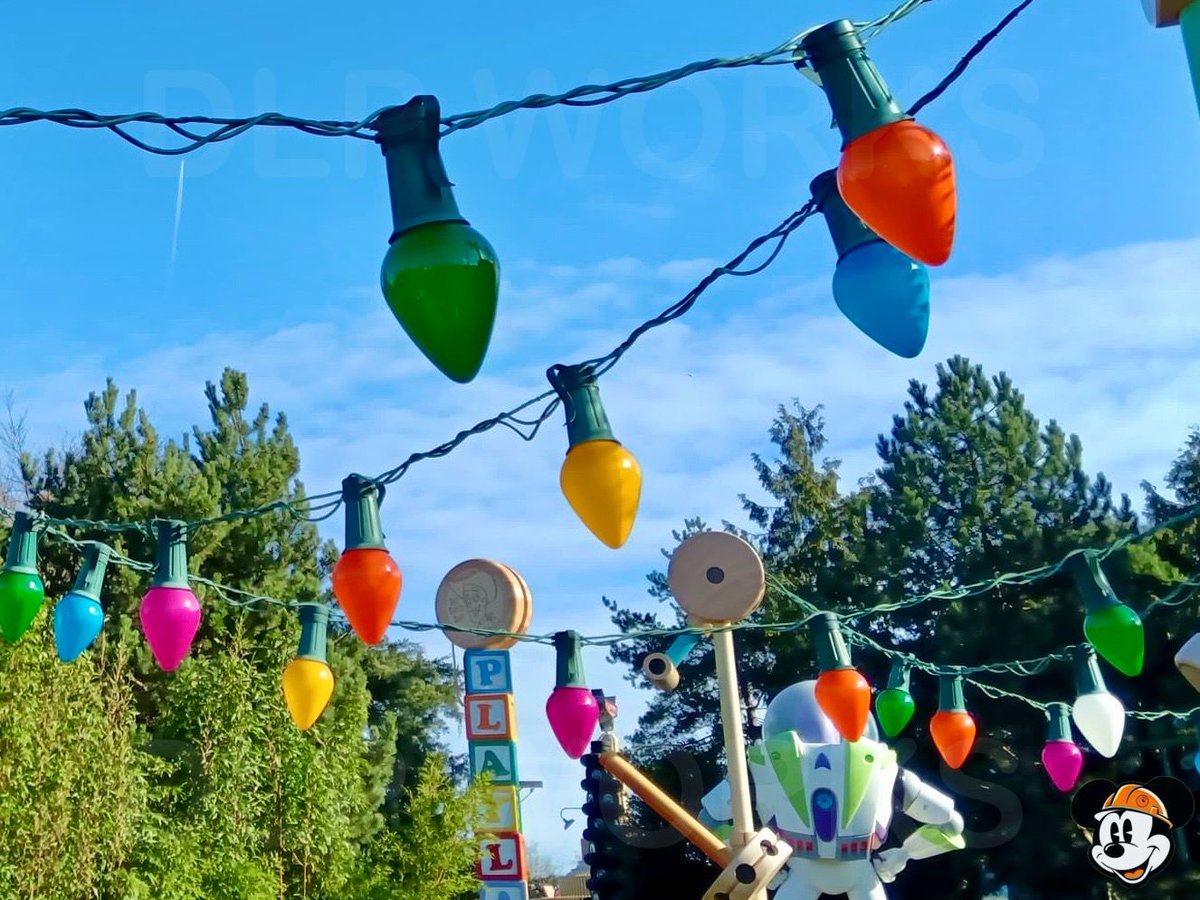 DLPWorks's tweet image. [Live] 🚧 Minor refurbishments in Toy Story Playland!

➡️ In preparation for the grand opening of #DisneyAdventureWorld on March 29, some sets in Toy Story Playland are being renovated.
➖ Some light bulbs have been replaced and restored (to match the new ones installed on the