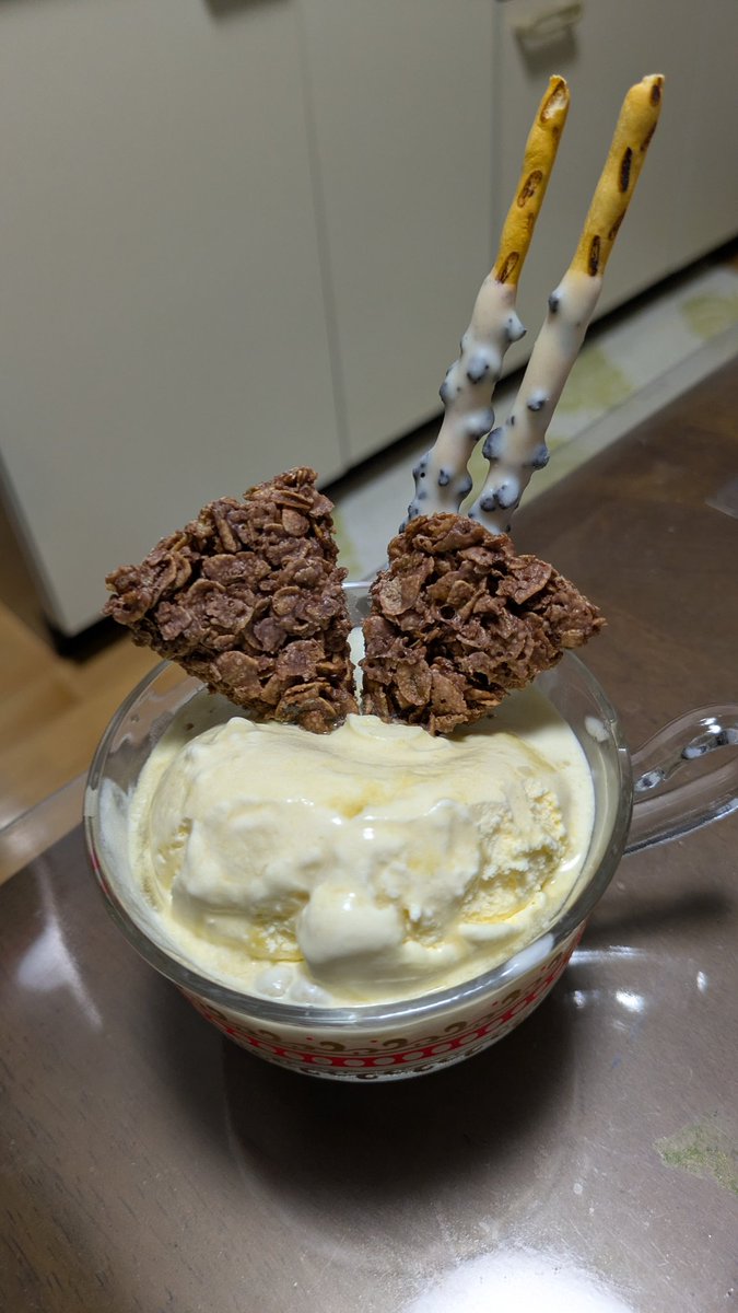 shadowlessSkill's tweet photo. 鶴緑酒をソフトクリームとバニラアイスにかけてみた！
ガツンと甘いアイスに後から来るお茶のお酒がマジ美味い！！

#舞鶴よかと
#鶴緑酒
#たからやま醸造 https://t.co/cXuFHxkaBJ