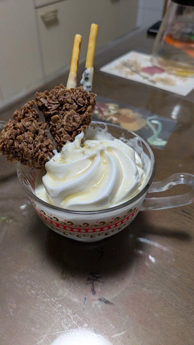 shadowlessSkill's tweet photo. 鶴緑酒をソフトクリームとバニラアイスにかけてみた！
ガツンと甘いアイスに後から来るお茶のお酒がマジ美味い！！

#舞鶴よかと
#鶴緑酒
#たからやま醸造 https://t.co/cXuFHxkaBJ