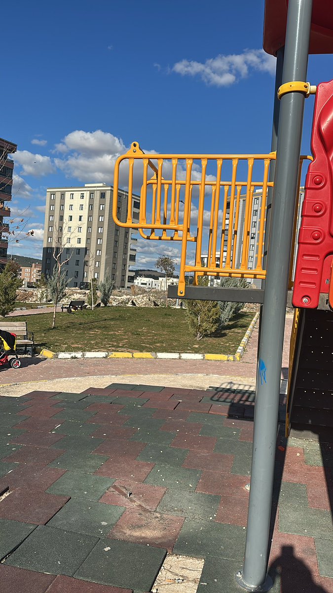 Karaköprü Doğukent macera parkı kopan kaydırak parçası yeri açık çocuklar düşebilir  lütfen gereğini yaparmısınız. <a href="/nihatcftc/">Nihat ÇİFTÇİ</a> <a href="/Karakoprubel/">Karaköprü Belediyesi</a>