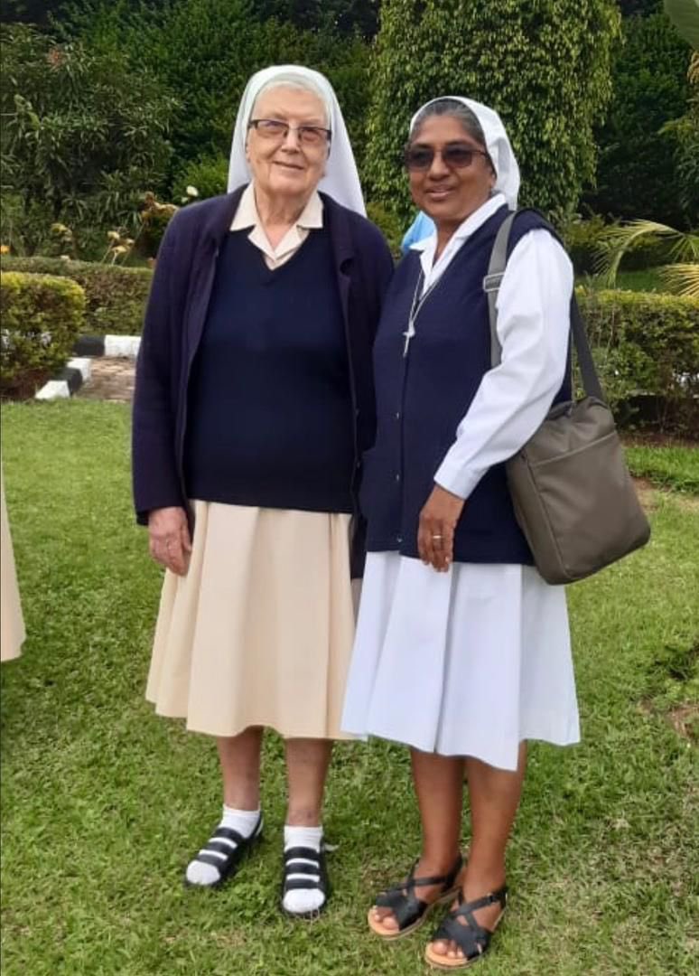MigambiJean1's tweet photo. Igihe ISI yari yambanyeUmudugudu  Yaraje arampumuriza ati Humura nzakubera byose! Mwarakoze Saint Anne Sisters! Impamvu natangije @SaveHERFuture1 Natekereje Ni gute Umuntu akugirira neza atakuzi nta nyungu agutegerejeho??  ❤️❤️❤️❤️❤️Mumfashe Dushimire Abantu beza nkaba!❤️❤️❤️❤️ https://t.co/aMcvmcDEOl