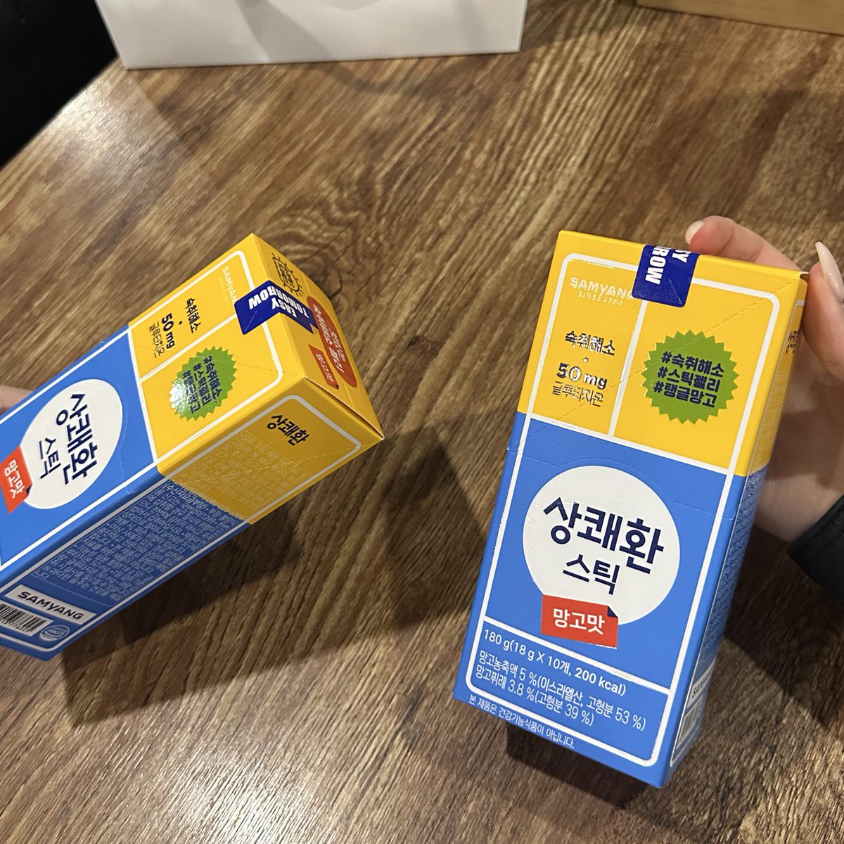 유뉜 tweet media