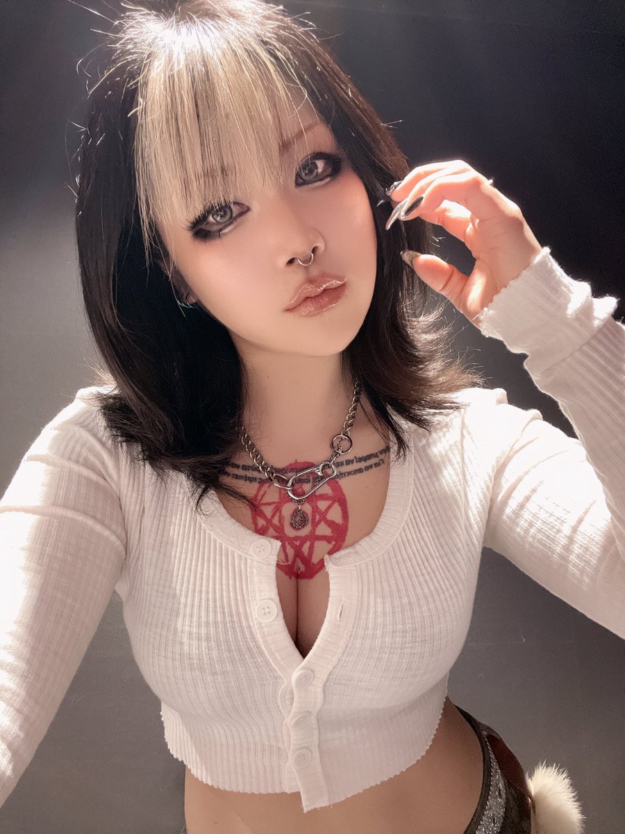 8hachimu8's tweet photo. バカすました顔してるけどトップライトのせいでパヤ毛やばいんバレる🤣🤣 https://t.co/XNV2yUCp89