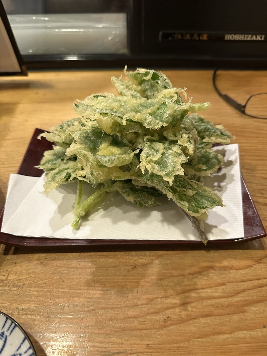st675's tweet photo. 島の最後の晩餐。
明日葉の天ぷら、くさやピザ、べっこう握り。
くさやピザが思ったより重く、べっこう握りをこれ以上食えなかった。。。 https://t.co/WIMwBRP93H