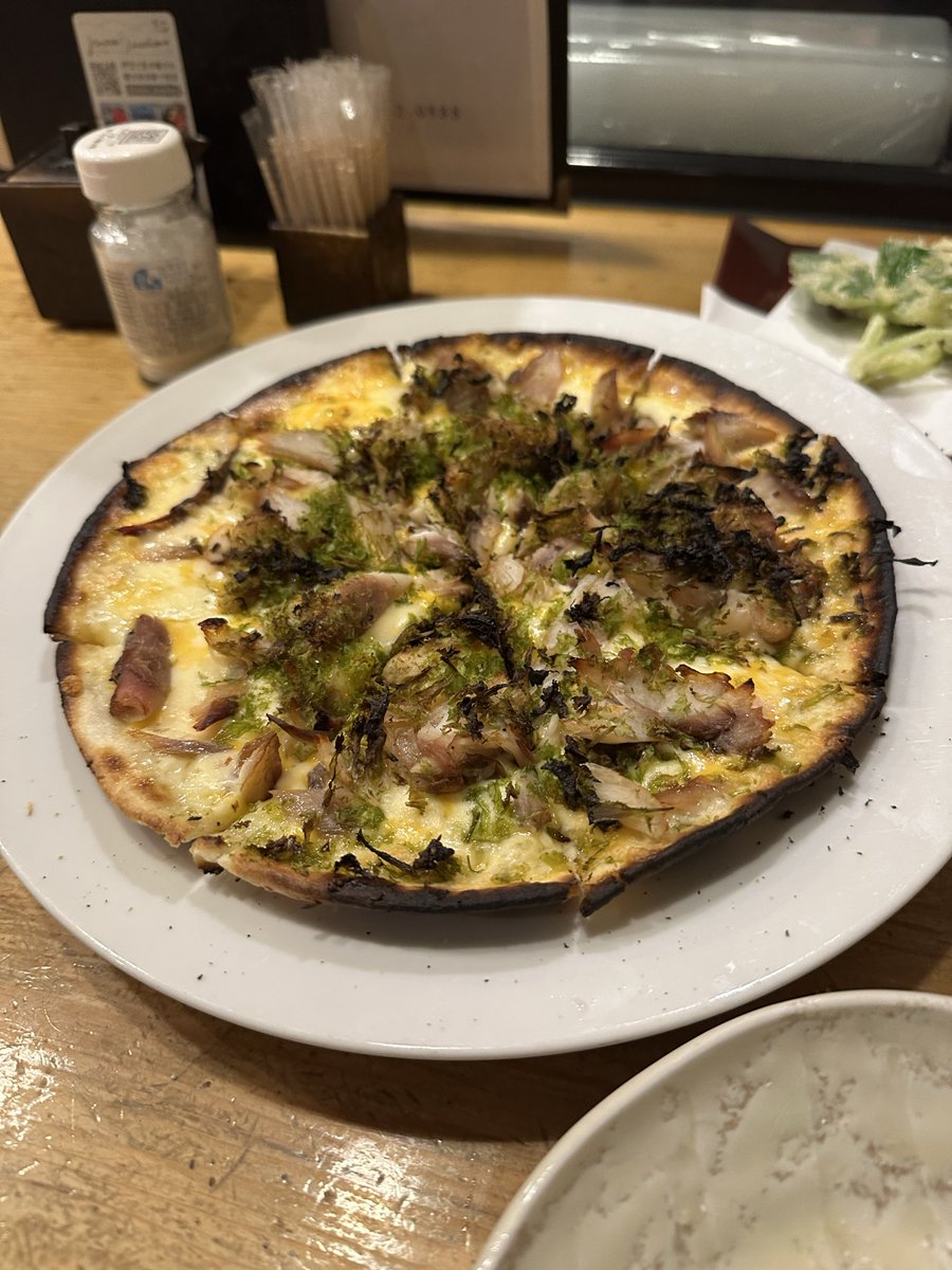 st675's tweet photo. 島の最後の晩餐。
明日葉の天ぷら、くさやピザ、べっこう握り。
くさやピザが思ったより重く、べっこう握りをこれ以上食えなかった。。。 https://t.co/WIMwBRP93H