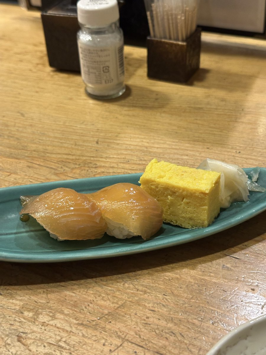 st675's tweet photo. 島の最後の晩餐。
明日葉の天ぷら、くさやピザ、べっこう握り。
くさやピザが思ったより重く、べっこう握りをこれ以上食えなかった。。。 https://t.co/WIMwBRP93H