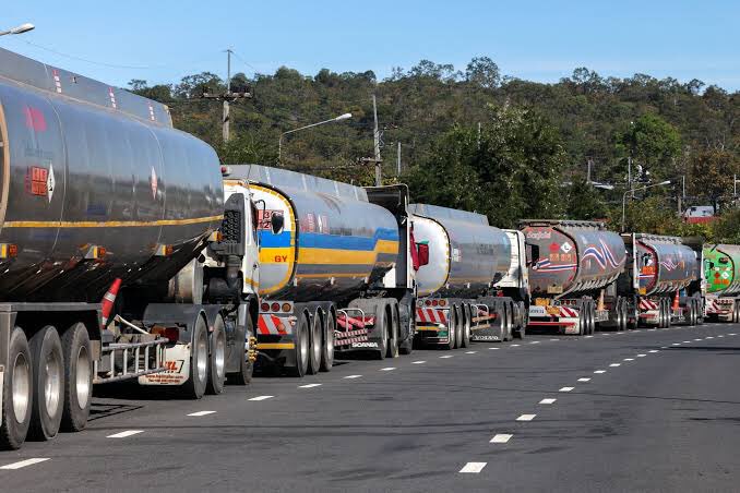 ไทยประกาศระงับการส่งออกน้ำมัน จากสถานการณ์สงครามในตะวันออกกลาง และช่องแคบเฮอร์มุชถูกปิด ซึ่งขณะนี้ไทยมีน้ำมันสำรองเพียงพอต่อการใช้ภายในประเทศประมาณ 38 วัน รวมน้ำมันที่ยังส่งมาไม่ถึง จะมีรวม 60 วัน
#อิหร่าน #อิสราเอล #สหรัฐ #IranIsraelWar #ไทยกัมพูชา #ชายแดนไทยกัมพูชา