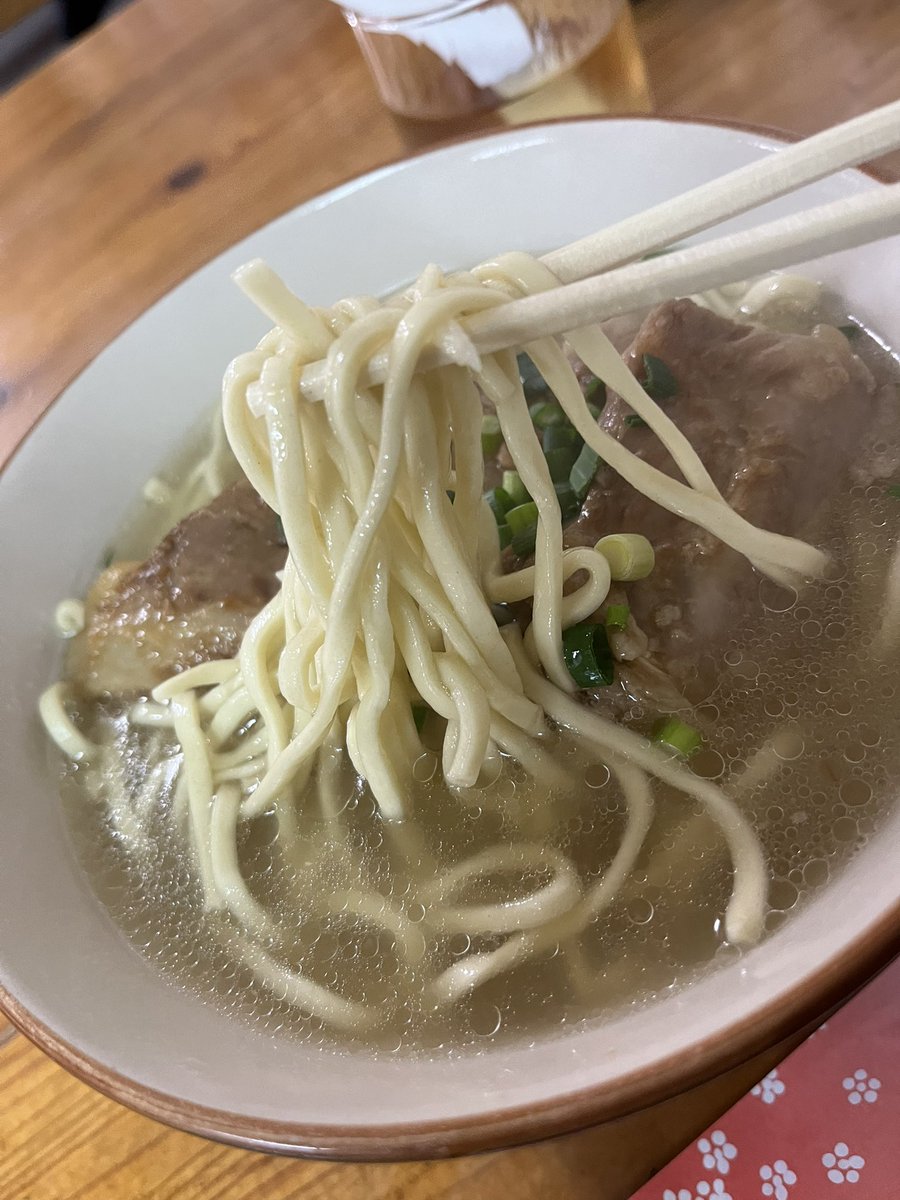 goriyan's tweet photo. 沖縄県那覇市若狭１丁目亀かめそば。
沖縄に行ったら必���行くお店です。
今回も何時もの軟骨そばを頂きました。
ご馳走様でした。 https://t.co/MX9iUJyLlb