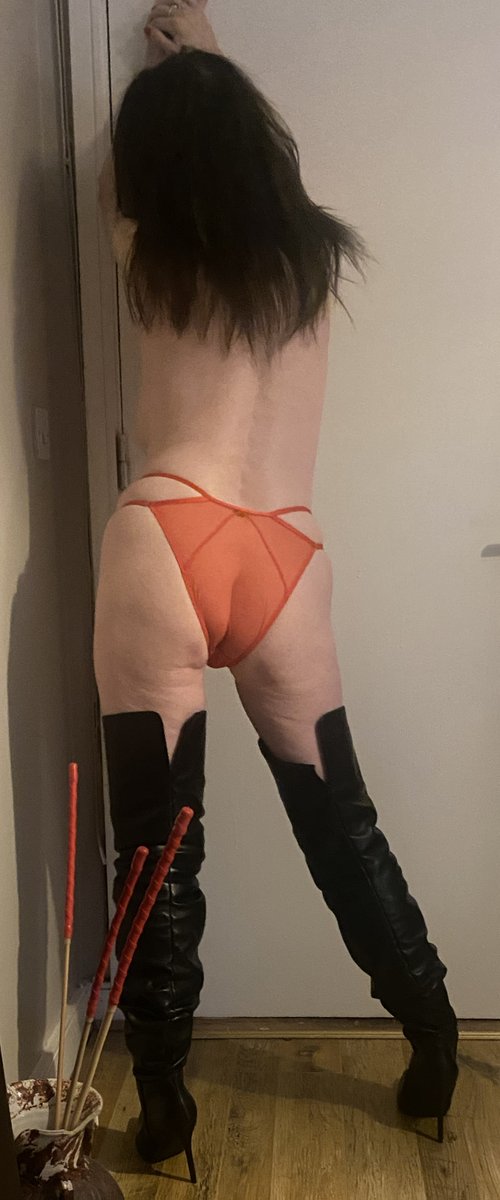 For more explicit content check out my profile on LoyalFans @. loyalfans.com/elegantmature