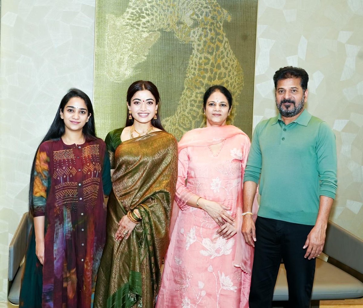 YasodharKadiyal's tweet photo. #RashmikaMandanna visited CM #Revanthreddy and shared some beautiful pictures 

#VijayDeverakonda #Virosh #VijayDeverakondaRashmika @TheDeverakonda @iamRashmika https://t.co/HhKuP50z6P