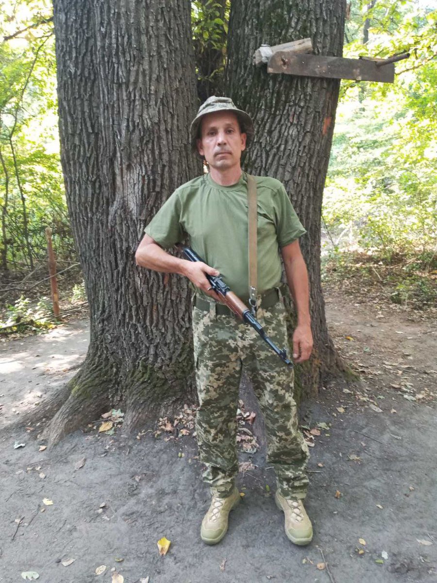 Діваков Андрій Юрійович народився і зростав у місті Лозова. Його життєвий шлях розпочався зі стін Лозівської загальноосвітньої школи № 7, де він залишив по собі найтепліші спогади. Вчителі та друзі пам’ятають Андрія як людину-світло: надзвичайно доброго, щирого та завжди