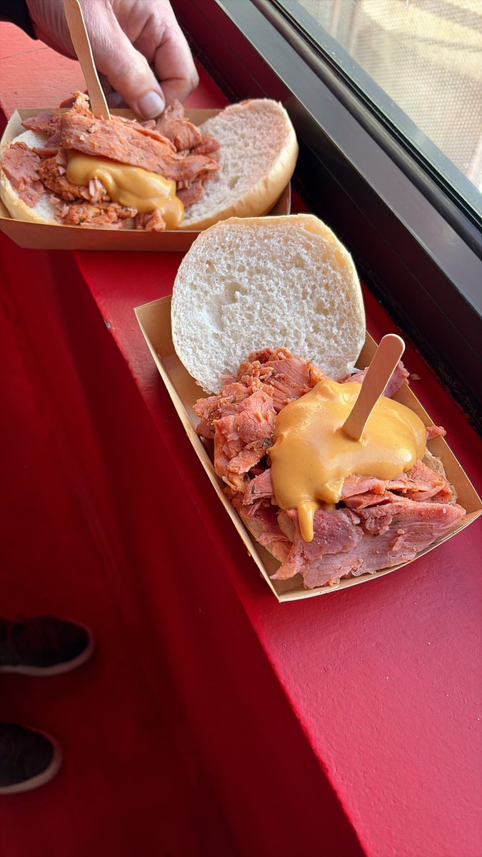 We zijn binnen! 🔴⚪️⚫️
#tweFEY #broodjeTwenteham #catering #goodfood