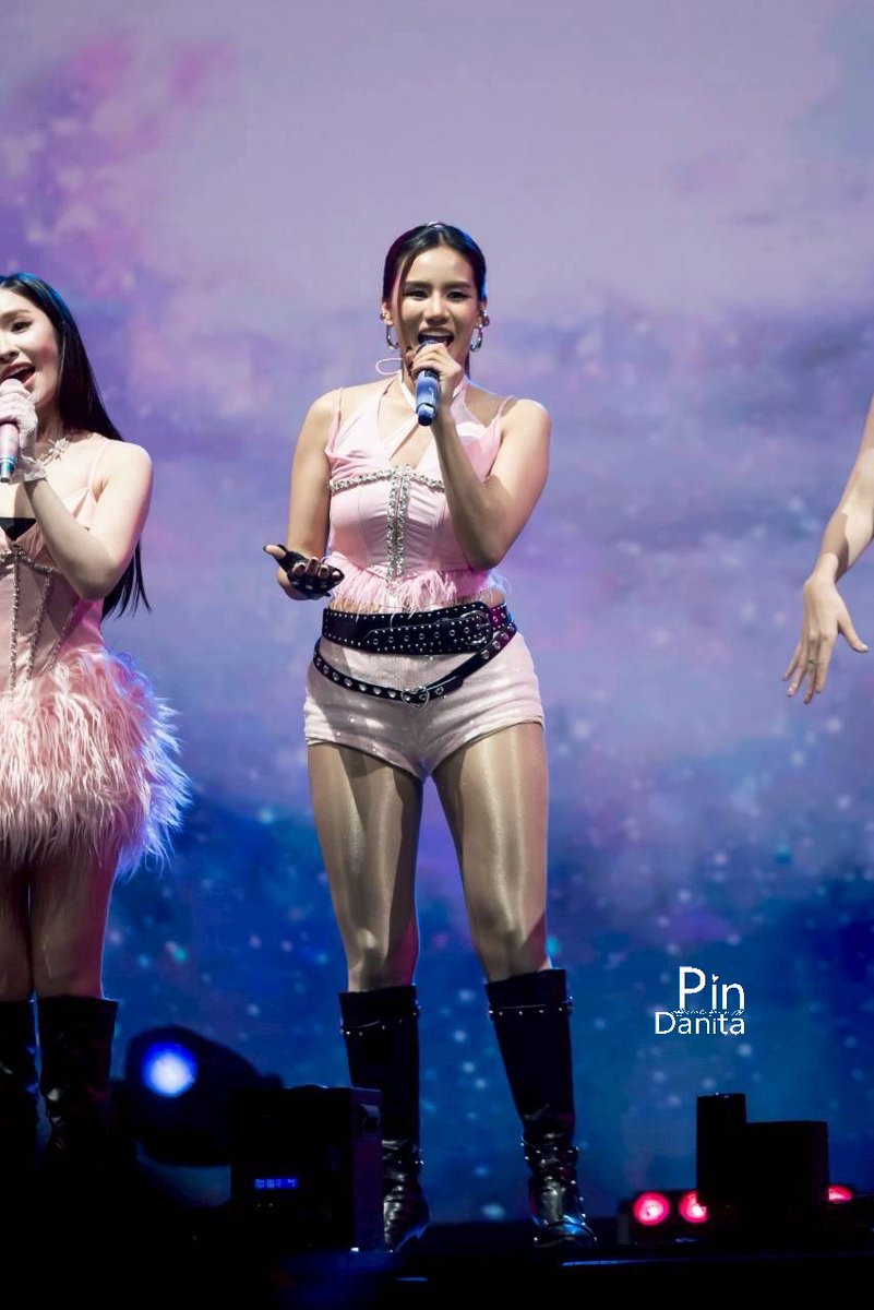 PincosmosFC's tweet photo. [28.02.26] ดนิตาเพื่อนรัก ในชุดชมพูใน COSMOS GLITTER FROM STAR CONCERT 💖🪩✨

#Pindanitaaa 
#COSMOSTH 
#COSMOS1stConcert
#CosmosGlitterFromStarConcert https://t.co/LT9Ko3VNRM