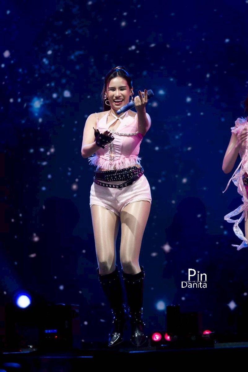 PincosmosFC's tweet photo. [28.02.26] ดนิตาเพื่อนรัก ในชุดชมพูใน COSMOS GLITTER FROM STAR CONCERT 💖🪩✨

#Pindanitaaa 
#COSMOSTH 
#COSMOS1stConcert
#CosmosGlitterFromStarConcert https://t.co/LT9Ko3VNRM