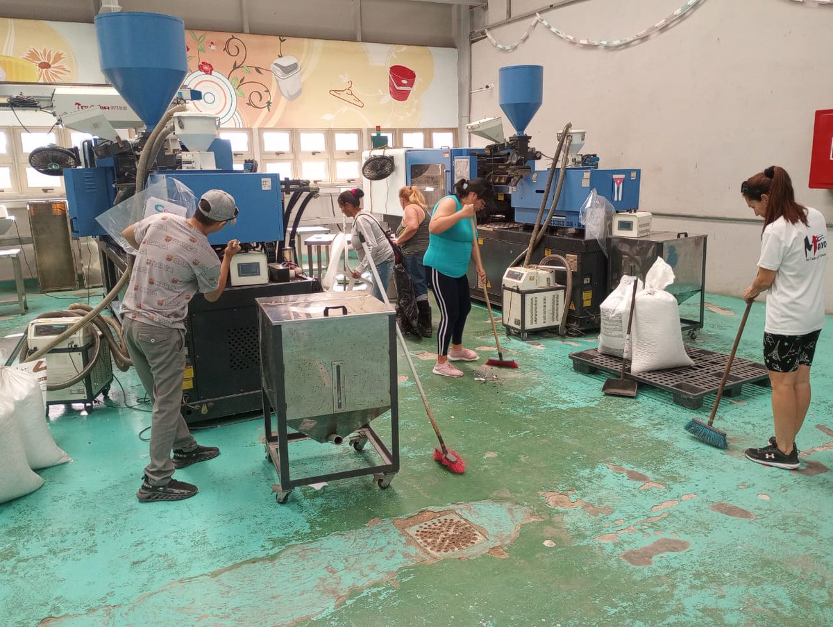 EmpresaCepil's tweet photo. Jornada de limpieza y embellecimiento en saludo al día del trabajador de la #IndustriaLigera.
Muchas Felicidades para todos los trabajadores de #Cepil.
#IndustriasCuba
#LatirAvileño 
#CepilVaPorMas https://t.co/WPSQ8yxl27