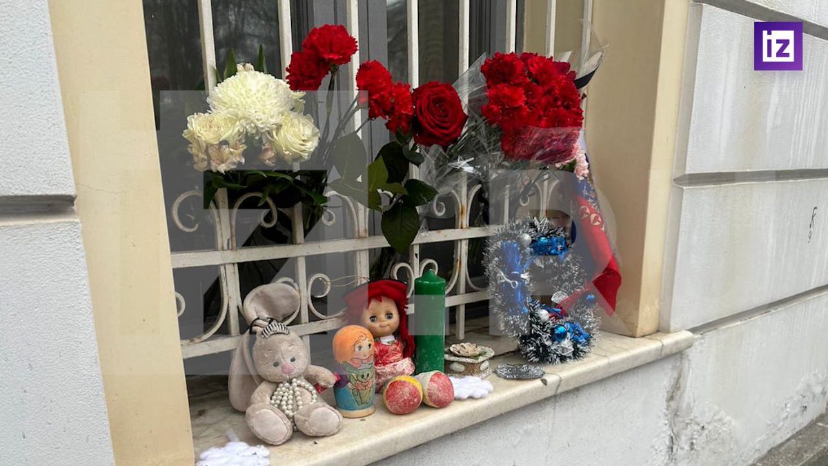aleksthgrt's tweet photo. 📍Moscow, Iranian Embassy.

Following the deaths of students in the Israeli school attack and the assassination attempt on Iran's Supreme Leader, Russians flocked to the embassy to offer condolences. Roses with mourning ribbons and toys are being left on the building's walls. https://t.co/PHLNxoIV2d
