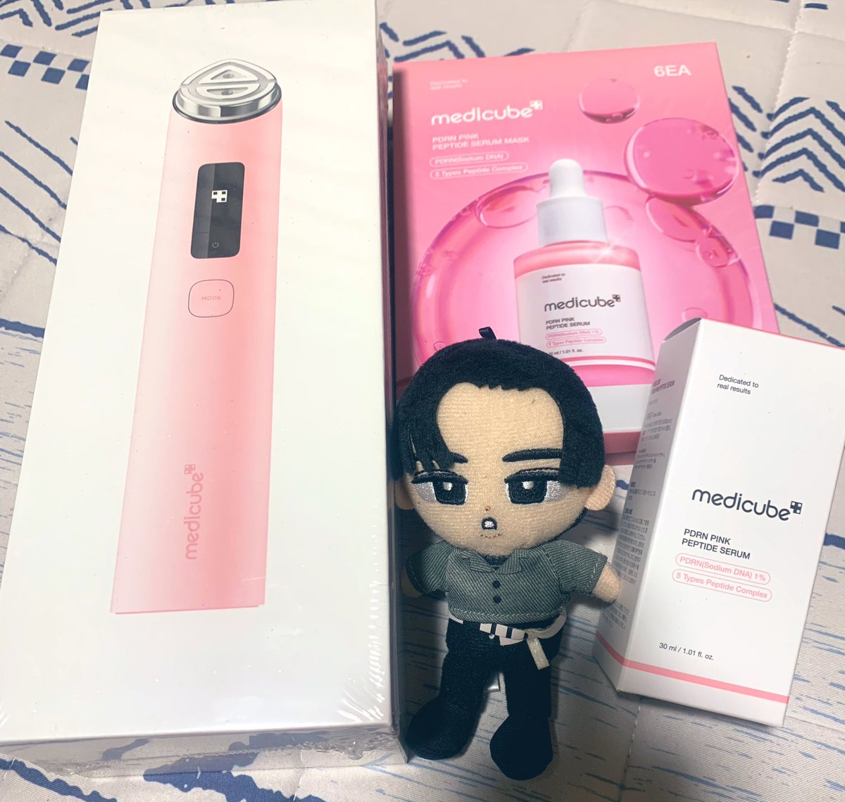 先行販売開始直後にポチッて 届いた〜🖤 ついにメディキューブ美顔器