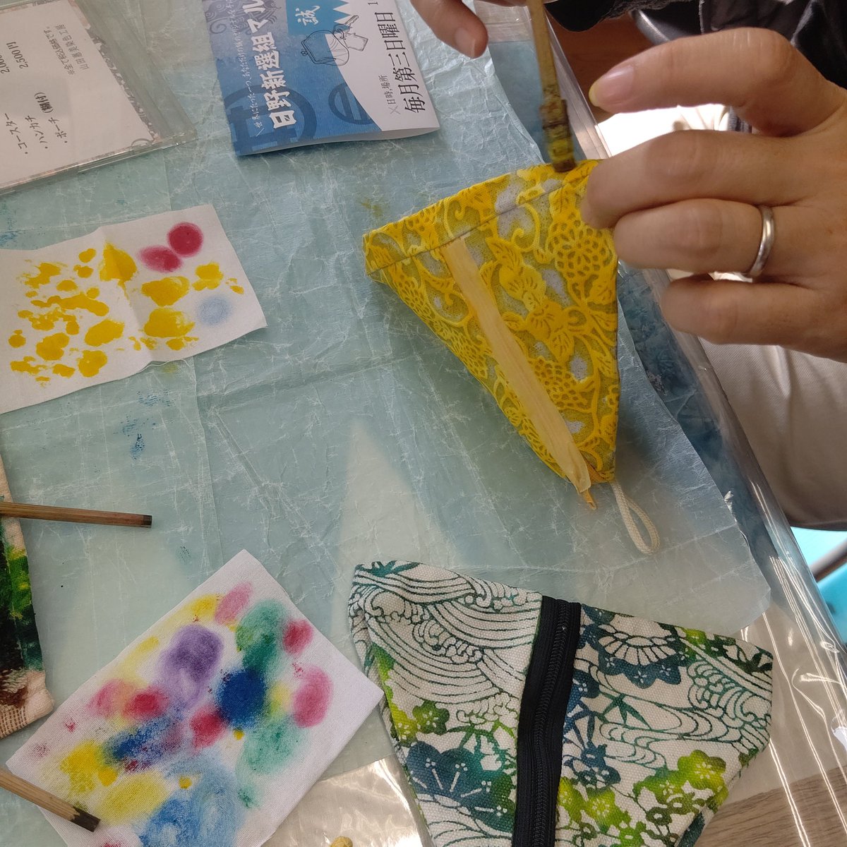 katazome50s's tweet photo. 今日は型染ワークショップでした！初めての方もベテランさんも楽しんで頂けて良かったです。また、来月もよろしくお願い致します😊　15日(日)は日野新選組マルシェです！そちらでもワークショップありますので遊びに来てくださいね！#型染　#ワークショップ https://t.co/jhZy1UlKgo