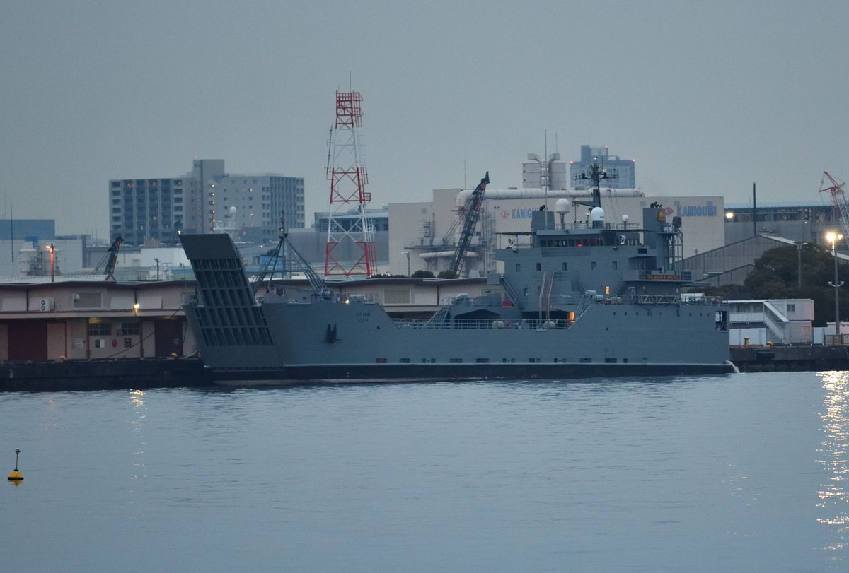 tomcat_alte's tweet photo. 2/27 横浜ノースドッグの続きです。
米陸軍の艦が2隻、初めて見ました!😃
調べると兵站支援艦との事で1枚目がLSV-3ブレホン・B・サマーヴェル大将、2枚目がLSV-4ウィリアム・B・バンカー中将、かと思います。
#横浜
#ノースドッグ
#LSV3
#LSV4 https://t.co/hADFoBJBvB