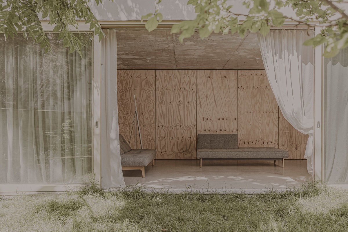 Archello's tweet photo. projectroom designs a compact family home using a reinforced timber-concrete frame infilled with hempcrete, paired with wood-fibre insulation, lime plaster, and custom plywood joinery
https://t.co/fJSQNqctsG
#Hempcrete #BioBasedMaterials #PassiveDesign https://t.co/hnVGk708Wh