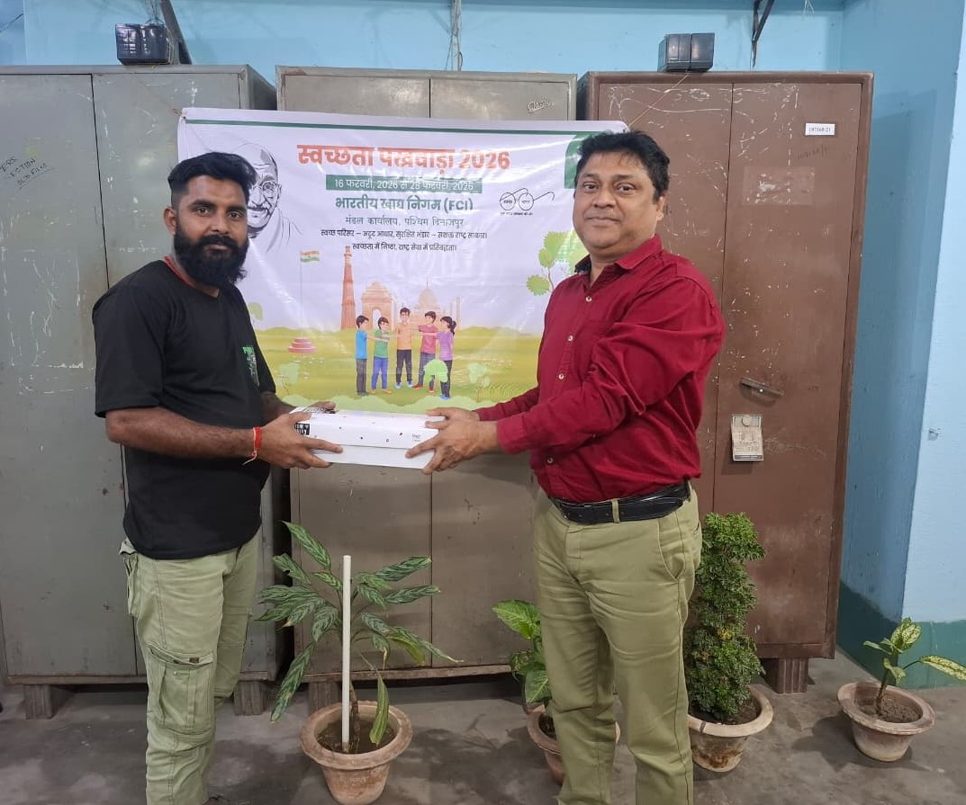 Felicitating Safai worker with small gift on 27.02.26 under Swachhta Pakhwada 2026