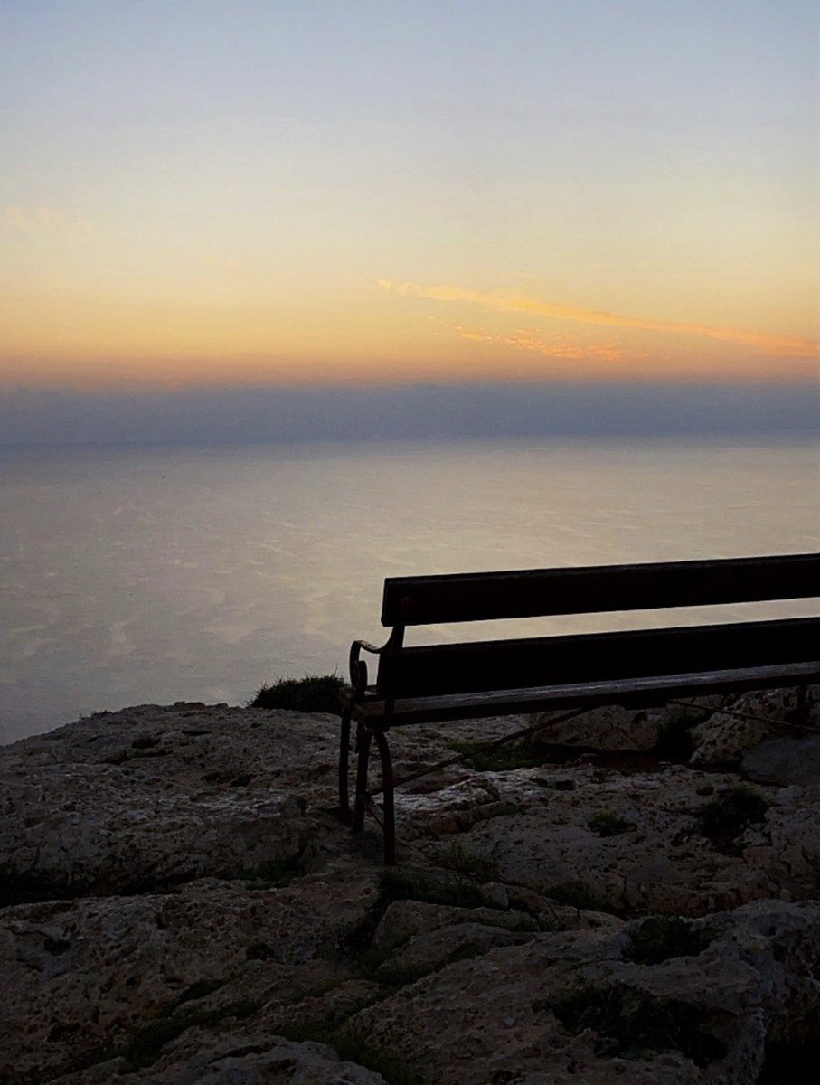 itsmounaaa's tweet photo. qu’est-ce que j’aime trop les bancs face à la mer https://t.co/1omSBFeYiu