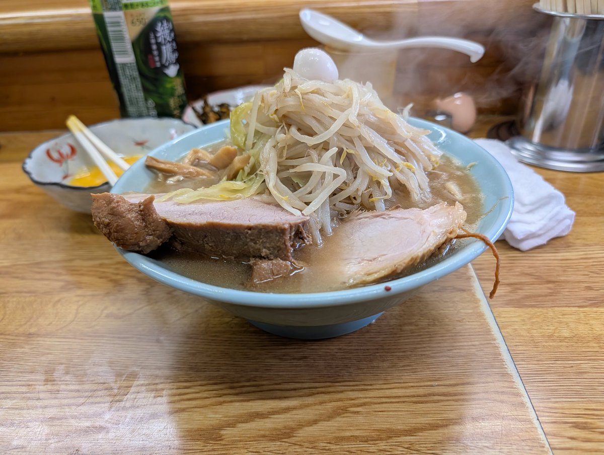 metabonian's tweet photo. 3/1　12:40　ラーメンそら
並び4名に接続。

火曜日以降しばらく控えようと決めるも家族不在でそらチャンスだったので訪問。

ラー半硬味薄脂無🧅🥚
本日も最高の一杯。
量も、味も丁度良い。

食後オーナーから
体調を気遣うお言葉を貰う。血圧が改善しないと・・・。
反省で14000歩歩きました。 https://t.co/uYI6ayoIKk