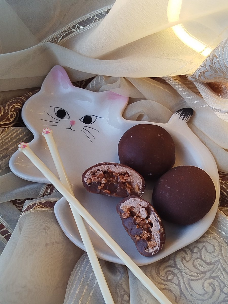 dandelionfroggy's tweet photo. surprise!! the "chef mizu cooks" column is back
snickers mochi with a chocolate cream cheese filling, caramel, and peanuts
working with the glutinous rice flour dough was quite challenging, but the result was worth it!!
happy first day of spring and happy cat day, ehe!!
(=^-ω-^=) https://t.co/3oQN2P3kKj