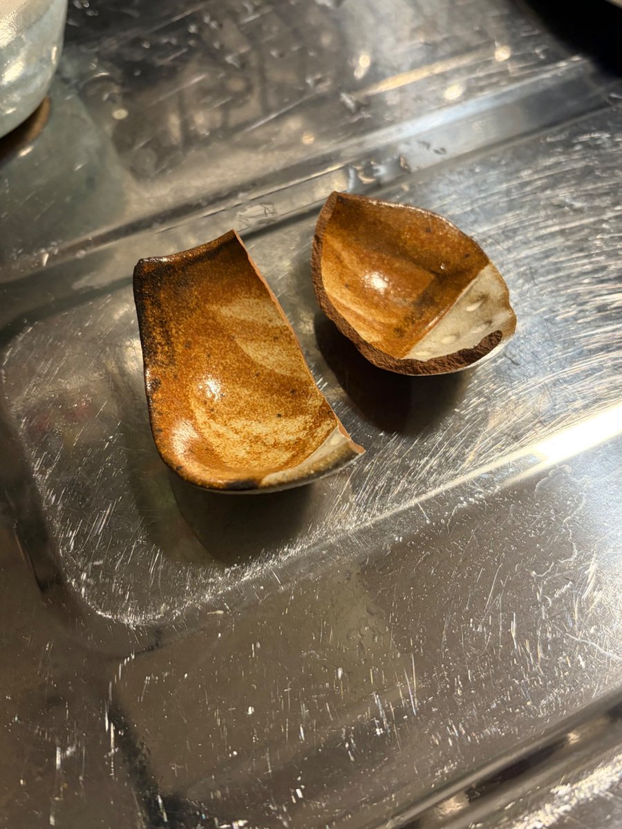 chisasarasa's tweet photo. またお皿を割ってしまって、もうすべてのお皿をプラスチックにした方がいいのかもしれない… https://t.co/osBbCtjRUc