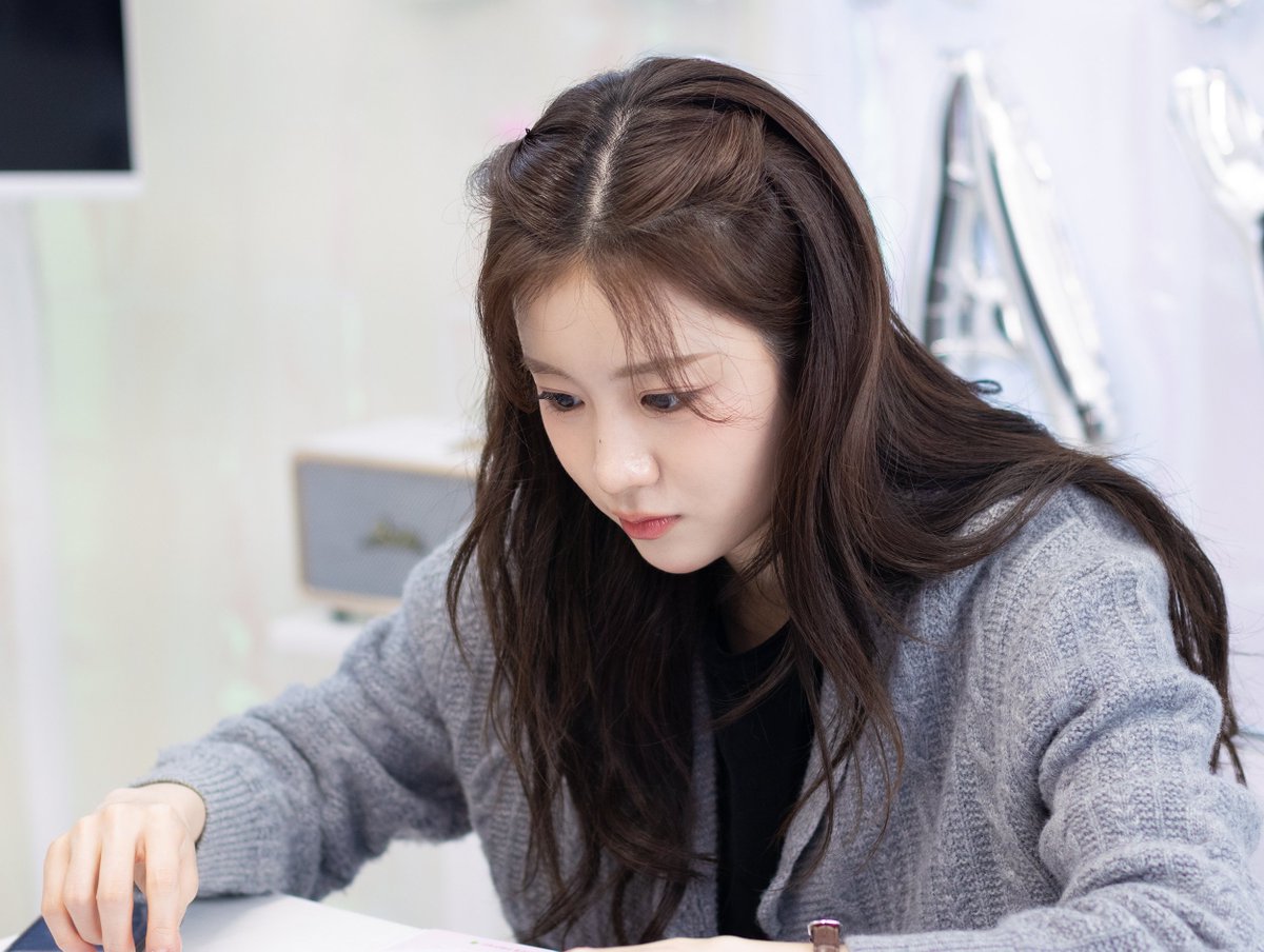 표정이 점점 어두워지는 게  
문제가 어려운 듯 🥰 

#우아 #wooah #우연 #wooyeon