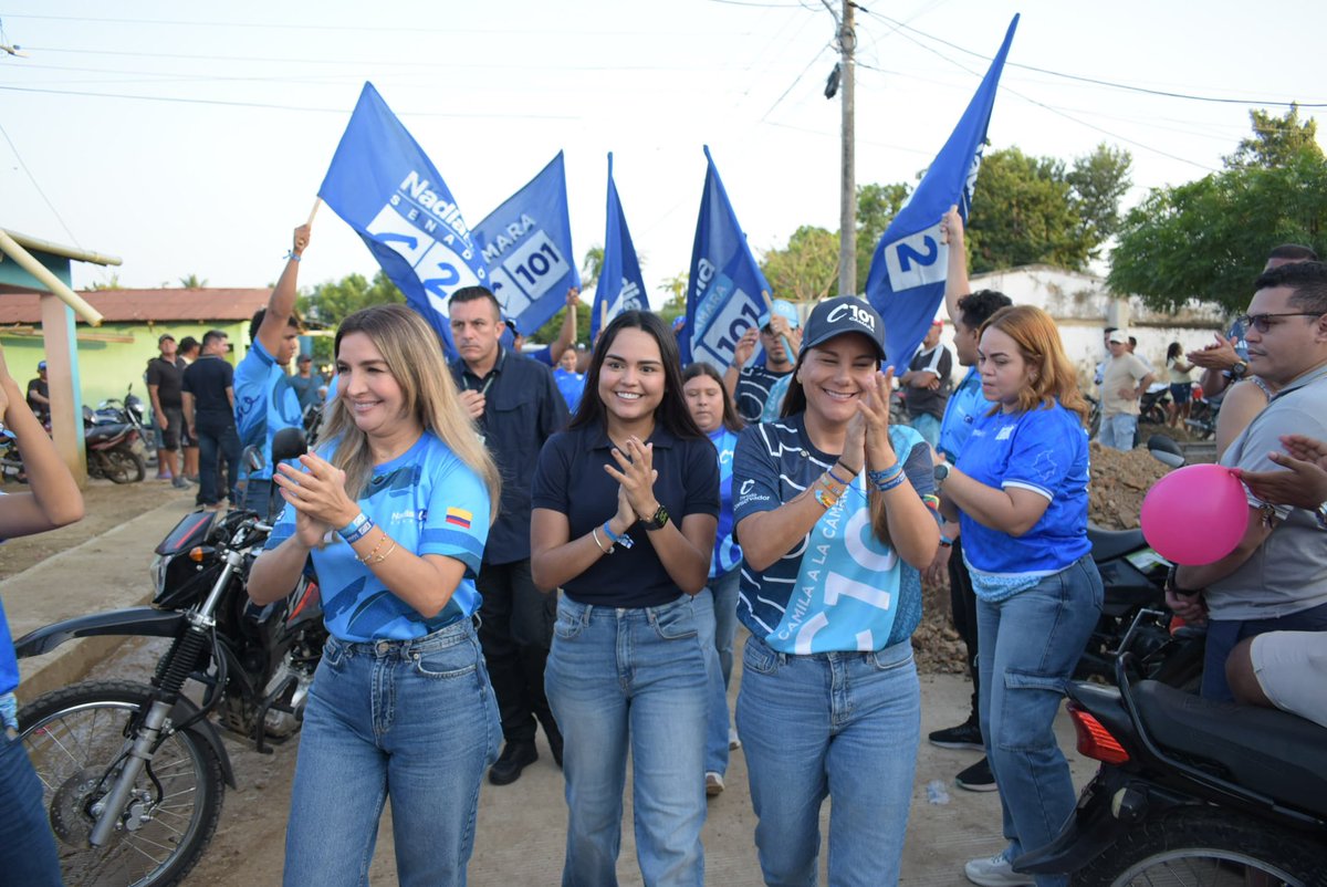 danielavega09's tweet photo. Bolívar y el país necesitan mujeres como ustedes, con carácter y los pantalones bien puestos, feliz de estar de su lado y caminar con ustedes @nadiablel @CamilaSalas https://t.co/oUT593IIu6