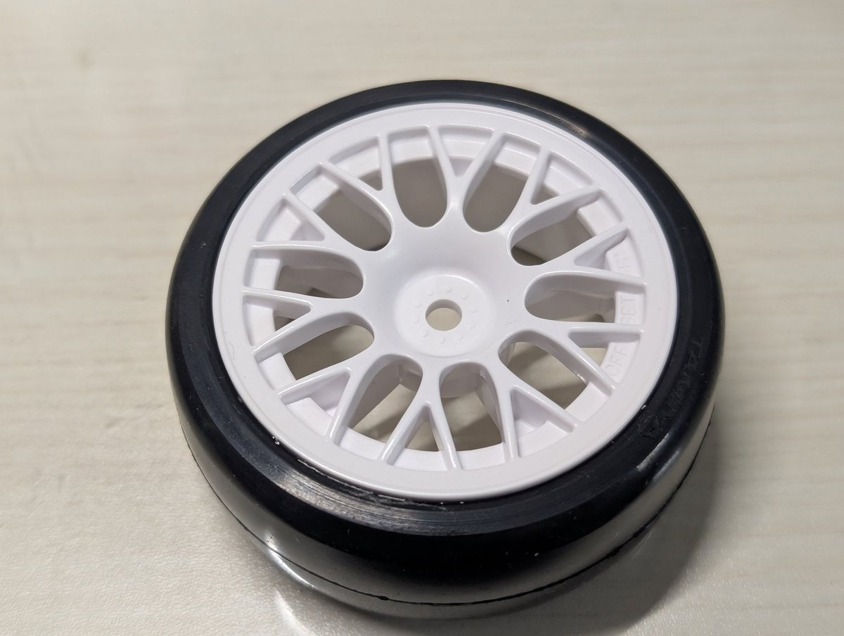 ktndisk197812's tweet image. 毎回垂らしてトレッド迄接着してたぶきっちょでも綺麗に貼れる！Σ(ﾟДﾟ)!

メーカーの貼り完もこれ使って貼ってるんじゃないかと疑うほどに接着が楽になる神ツールまじすげぇΣ(ﾟДﾟ)！

#Ride
#ラジコン