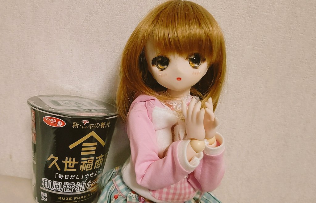 yusukepri6602's tweet image. #深夜のおやつドール一本勝負
久世福商店 和風醤油ラーメン
朱里「お出汁が効いた美味しいラーメン💕(๑•᎑•๑)💓」
 #うちのこかわいい
 #あーすりっ娘