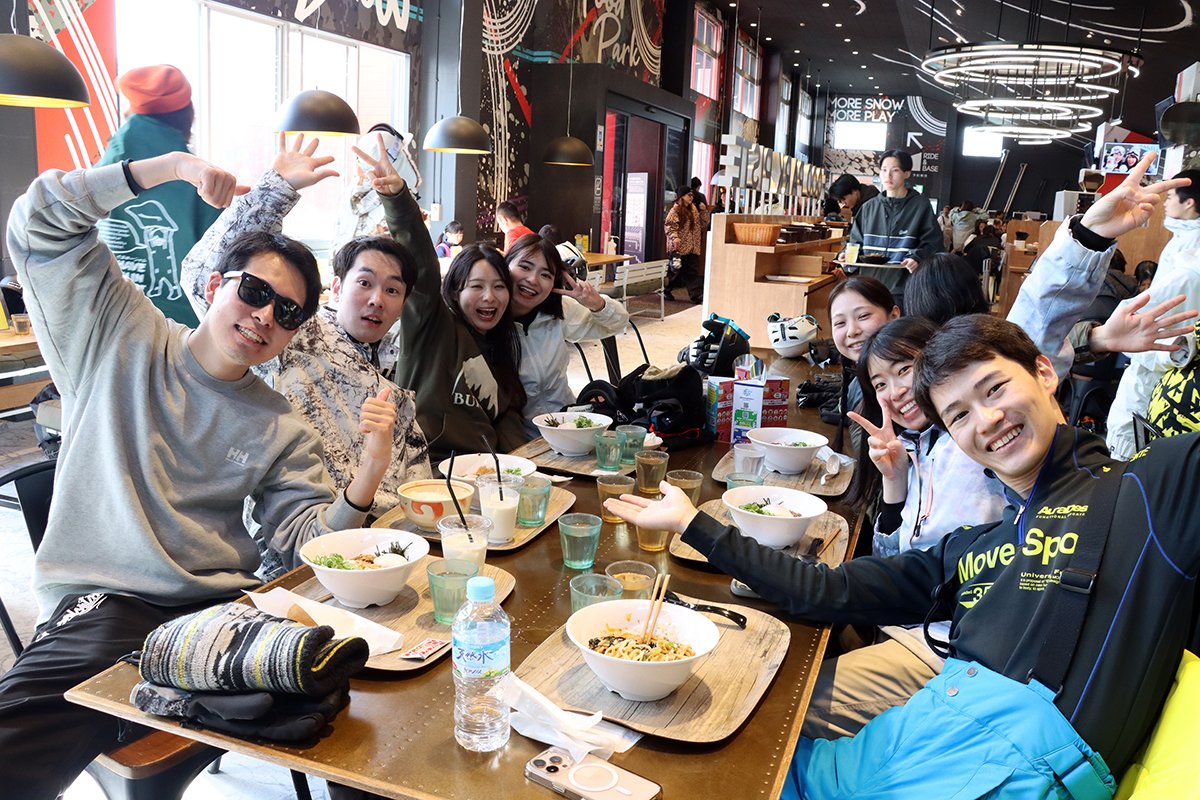 okuandibu's tweet photo. 「“３月から”」でも「まだまだ滑れる」⛷️🏂✨

「日本最速リフト」がか���る💫…
今日の「バラエティーゲレンデ」もこんな感じ🥳✨

レストランにも「美味しいグルメがたくさん」あるので🥙🧁✨…
「みんなのテンションも」“上がっちゃう” 🙆 💫

「記念撮影」してても…「“自然と楽しさ”があふれ出す」😊✨

「リフトに乗って」“雪のゲレンデを渡って” ⛄💫…

「“最高のウィンターシーズン”を満喫」しよう(*＾ー＾)ノ✨

「ギャラリーページ」はこちら😊✨
https://t.co/e7zgvBRkER

グランスノー奥伊吹の魅力🥳✨
https://t.co/VWb0V0EcBE

「１１月１４日(金)〜４月１２日(日)」
「１５０日＝５ヵ月」オープン⛷️✨
グランスノー奥伊吹（旧：奥伊吹スキー場）
https://t.co/n1nCVNZ0cB