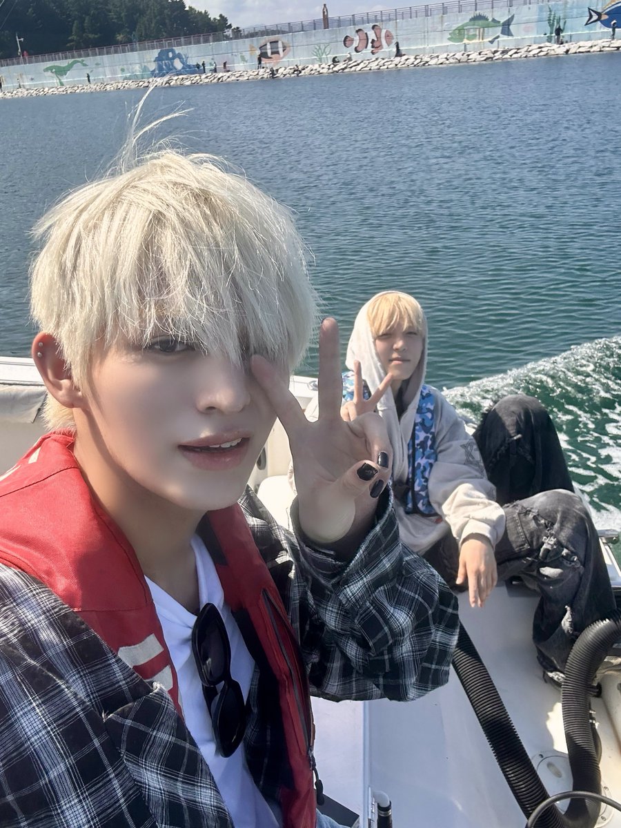 ALL(H)OURS tweet media