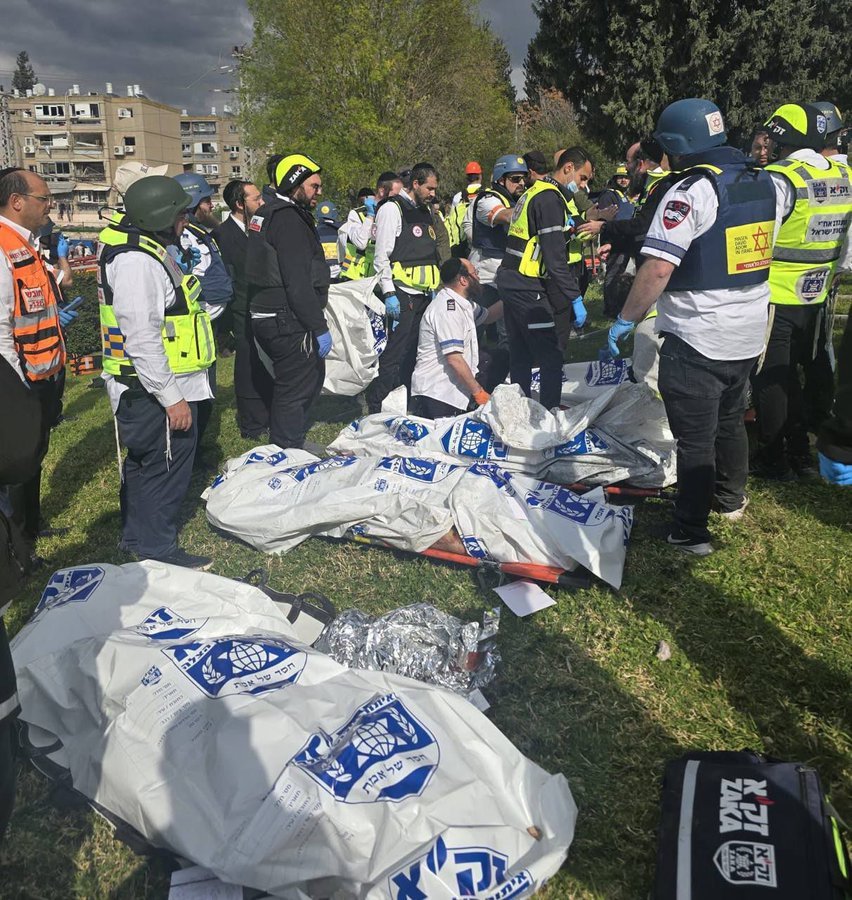 8 ratazanas sionistas em sacos de lixo após um missil iraniano ignorar o tal """Domo de Ferro""" e atingir um prédio em Beit Shemesh.

Número pode aumentar, há 40 outras ratazanas feridas.

Vingue as estudantes Irã! ✊️