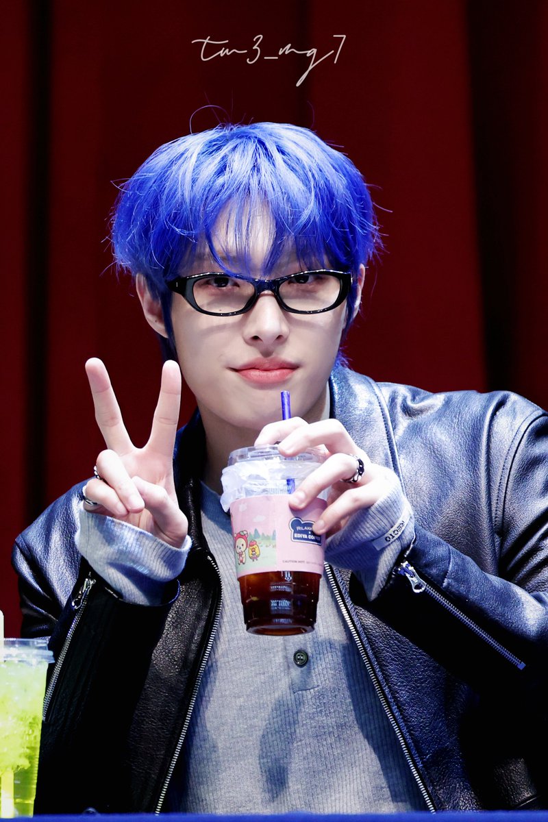 tw3_mg7's tweet photo. 260220 DMM 팬싸

💙🥤

#ATEEZ #MINGI 
#에이티즈 #민기 #송민기 https://t.co/Nd6ETyaLDA