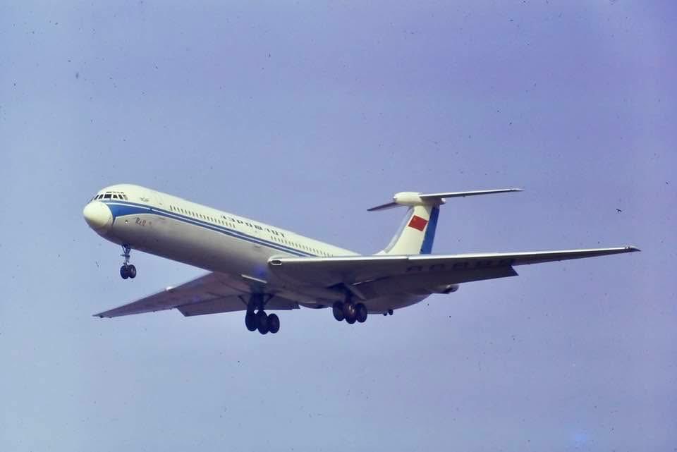 n194at's tweet photo. Аэрофлот 
Ilyushin IL-63 CCCP-86689
LHR/EGLL London Heathrow Airport
Date: 1970s
Photo credit Peter Barford 
#AvGeek #Aviation #Airline #AvGeeks
#Ilyushin #IL86 #Aeroflot #LHR #London #Heathrow @HeathrowAirport https://t.co/qbXS0KasHn