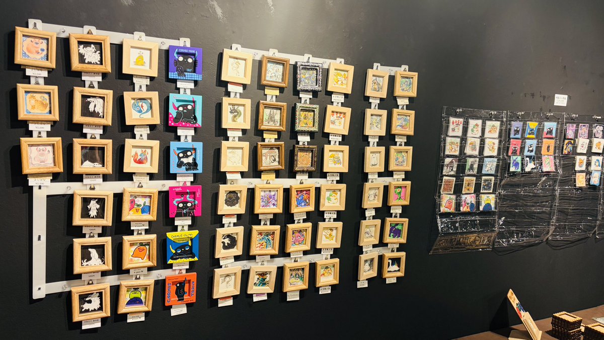【#pico展 Pico.サークルin原宿】
どんな展示かイメージしやすいように前回の様子をポストさせて頂きます！

1枚目がメイン展示で、2枚目がミニ原画展になります。(今回は白壁の部屋になります)

出展者も作品数も多く、満足感のある展示会です！
ぜひお立ち寄り下さい^^