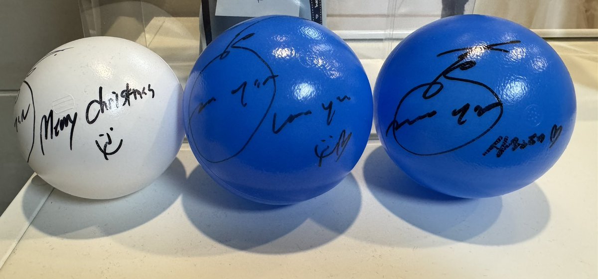 전국투어를 다 가지 못한게 후회될 정도로 정말 최고였던 오늘 공연👍🏻
부산,대전,서울만 갔는데 정말 운좋게 지역별로 받아 버린 싸인볼 부자ㅎ
남은 일본 공연까지 몸 조심히 잘 다녀오구
우린 최대한 빠른 시일내 또 보자아
너무 고생많았구 사랑해 #강승윤💙
<a href="/official_yoon_/">official_yoon_</a>