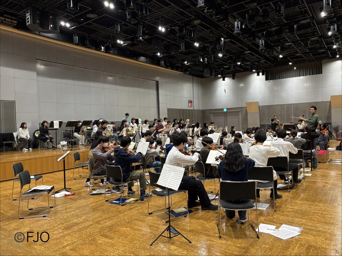 fjo2019m's tweet photo. 2/28(土)は、鈴木 衛先生の指揮者リハーサルでした🎶2月はあっという間に逃げてしまい、定期演奏会まであと22日!高まる緊張感の中、鈴木先生のジョークに団員一同心ほぐされながら一生懸命頑張りました🔥
チケットのご購入はこちらから↓
https://t.co/zhnLfa5rzc
#鈴木衛 先生
#FJO
#アクロス福岡 https://t.co/lO7psfOYvp