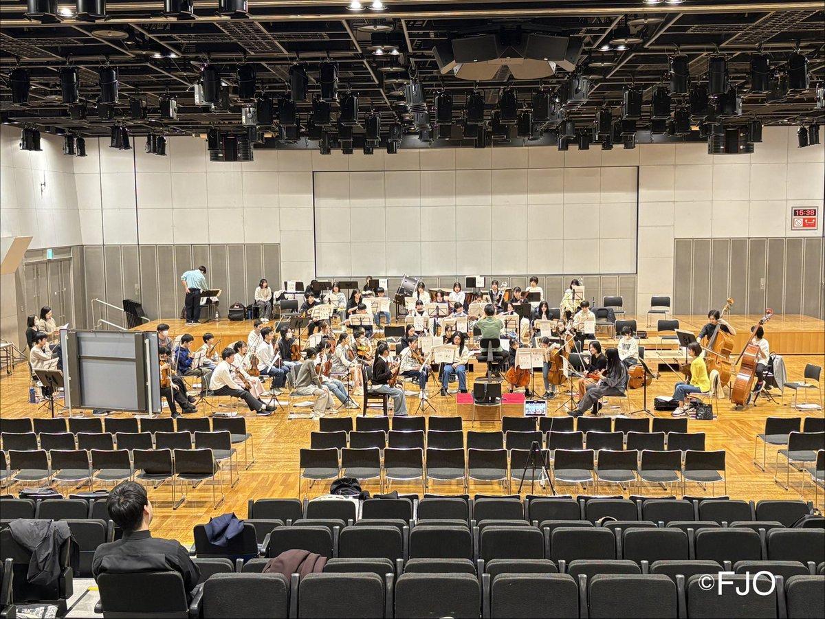fjo2019m's tweet photo. 2/28(土)は、鈴木 衛先生の指揮者リハーサルでした🎶2月はあっという間に逃げてしまい、定期演奏会まであと22日!高まる緊張感の中、鈴木先生のジョークに団員一同心ほぐされながら一生懸命頑張りました🔥
チケットのご購入はこちらから↓
https://t.co/zhnLfa5rzc
#鈴木衛 先生
#FJO
#アクロス福岡 https://t.co/lO7psfOYvp