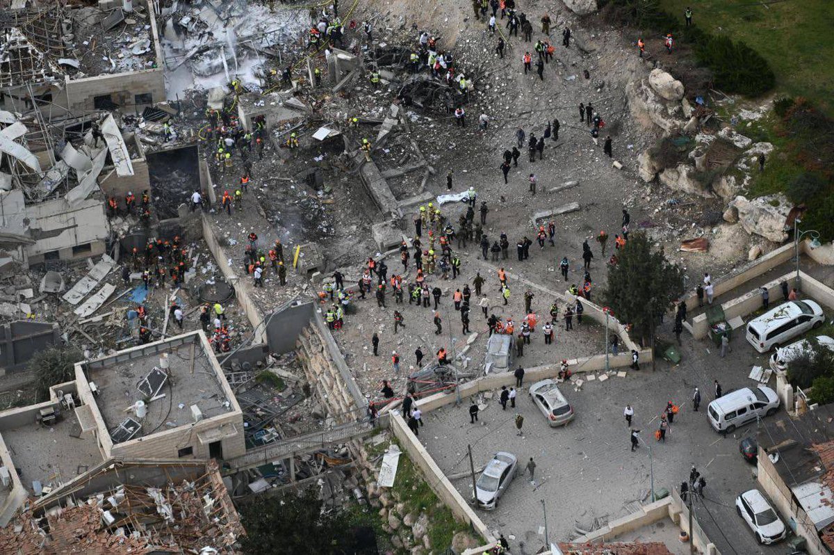 NewsNow4world1's tweet photo. 🚨🚨🚨عاجل

أصاب صاروخ إيراني ملجأً في بيت شيمش بالقدس بشكل مباشر. https://t.co/ftRXja8G6w
